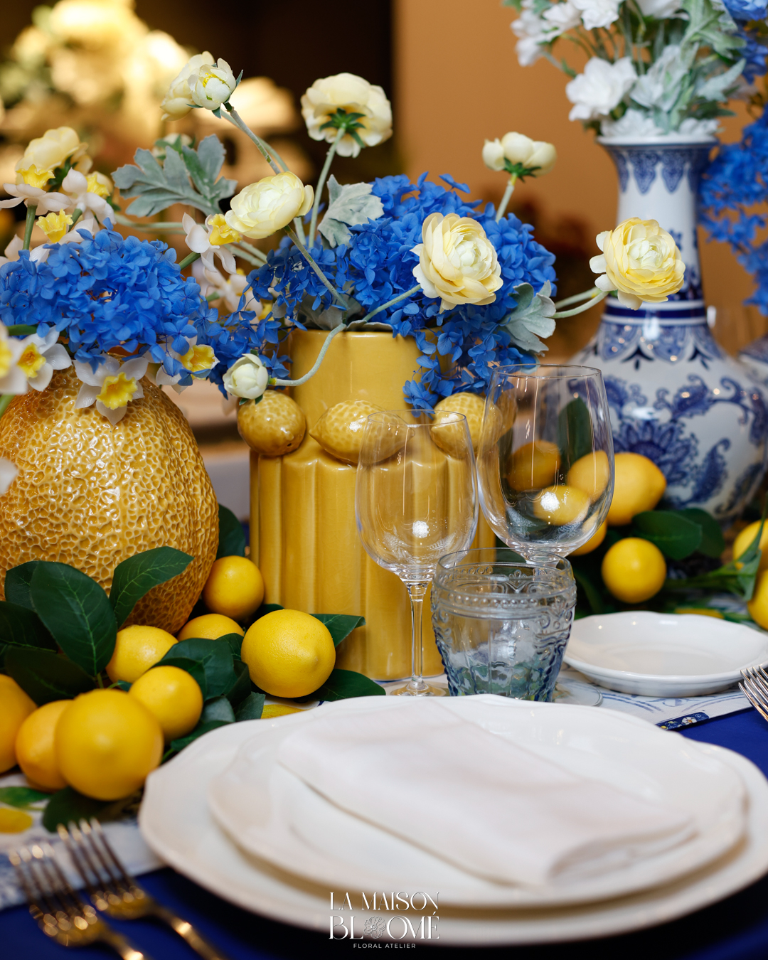 Ortensie blu, ranuncoli e limoni
