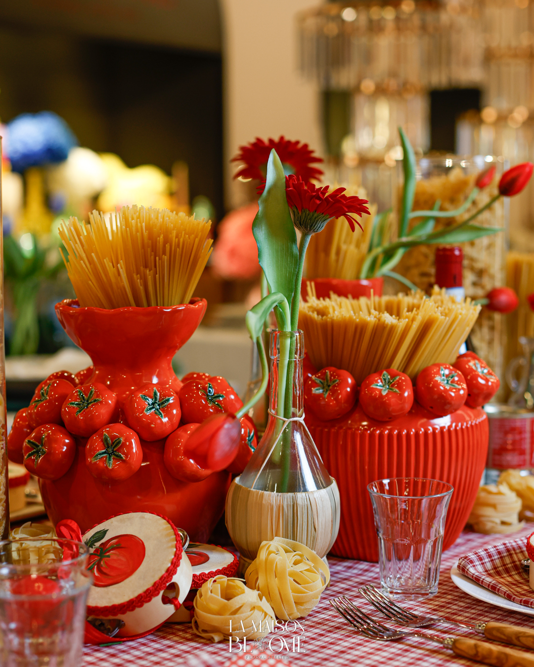 Centrotavola di pasta e tulipani rossi