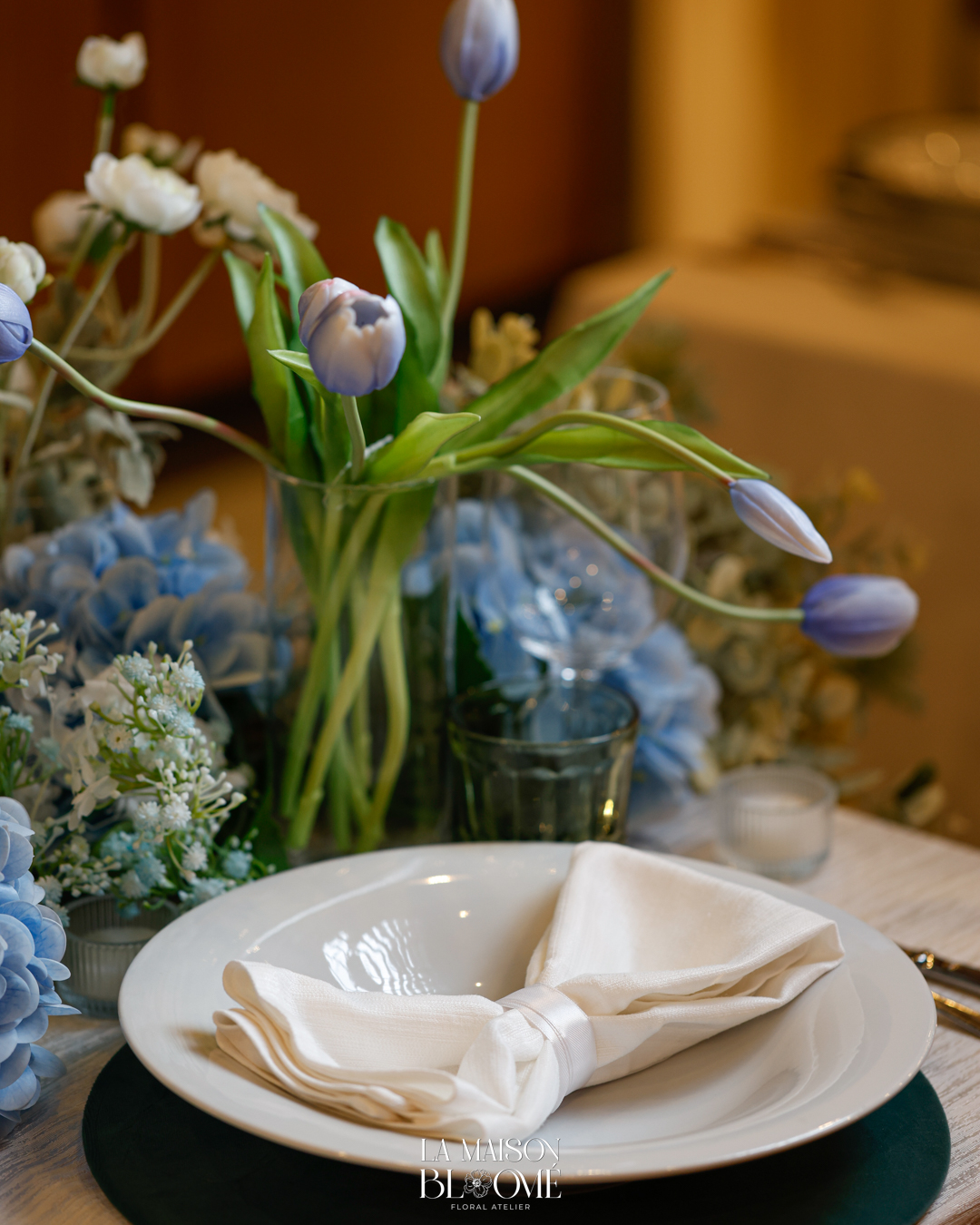 Tulipani lilla e ortensie azzurre